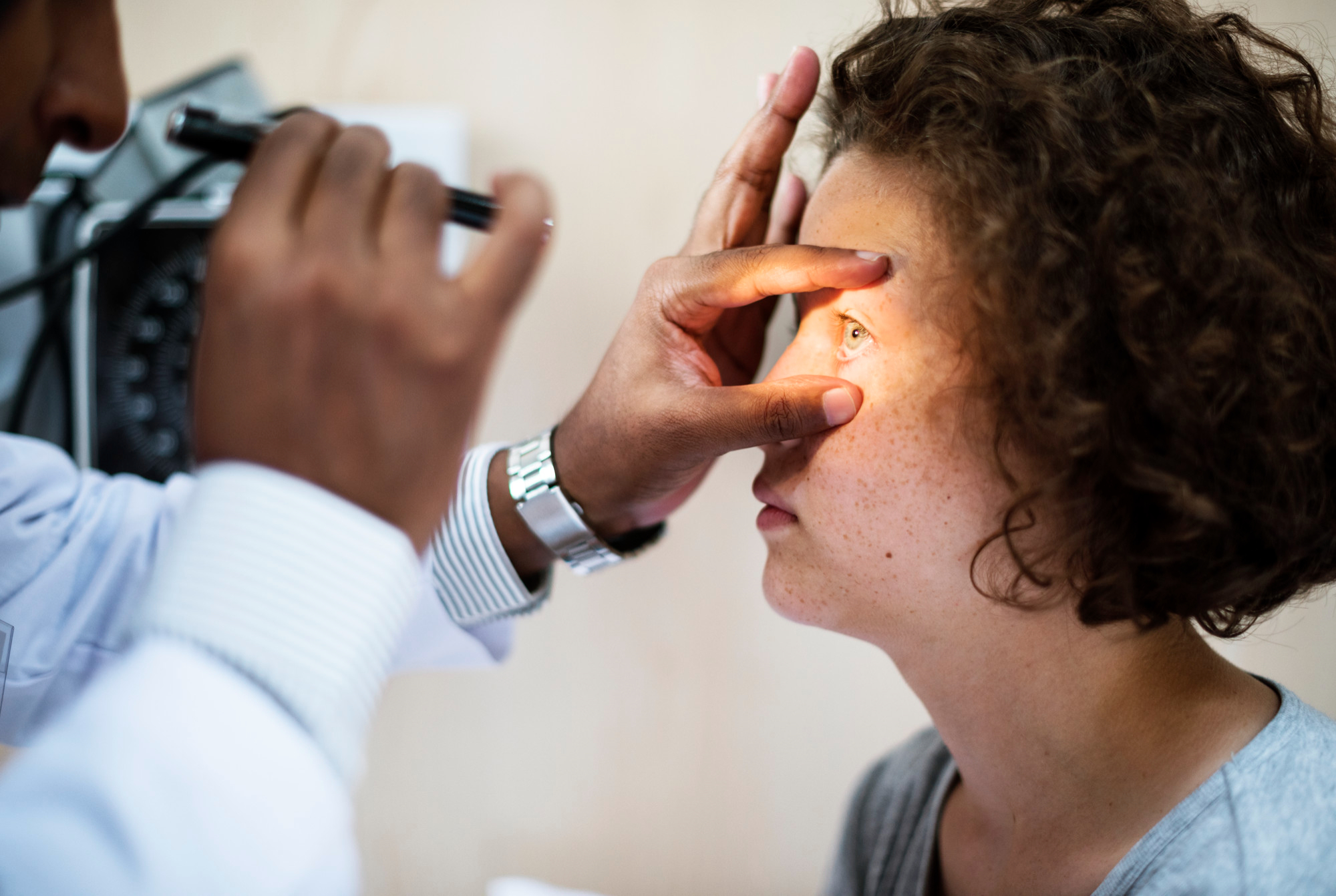 Doctor performing eye pressure test during glaucoma treatment in Kolkata